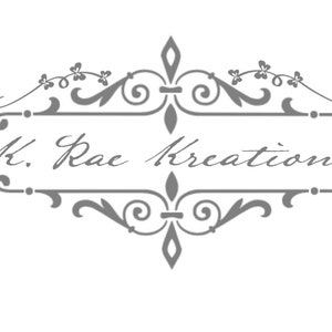 Puede incluir: Logotipo gris y blanco con un dise&ntilde;o de adorno decorativo. El texto "K. Rae Kreations" est&aacute; escrito en cursiva.