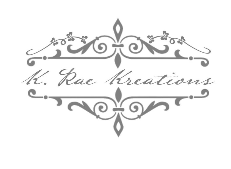 Puede incluir: Logotipo gris y blanco con un dise&ntilde;o de adorno decorativo. El texto "K. Rae Kreations" est&aacute; escrito en cursiva.
