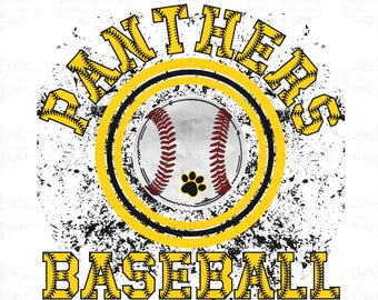 Può includere: Un design invecchiato con la scritta "PANTHERS" in lettere gialle in stile baseball sopra "BASEBALL". Una palla da baseball con cuciture rosse e un'impronta di zampa è centrata all'interno di un cerchio giallo e nero.