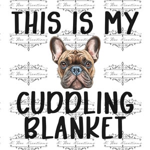 Könnte beinhalten: Ein weißer Hintergrund mit schwarzem Text, der "This is my cuddling blanket" lautet. Ein brauner und weißer Französischer Bulldogge befindet sich mittig über dem Text.