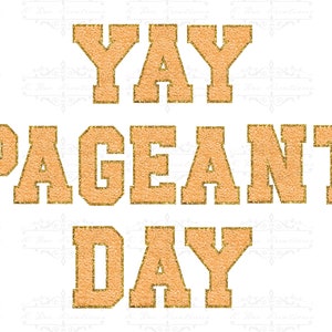 Pu&ograve; includere: Lettere dorate con glitter che compongono la scritta "YAY PAGEANT DAY" su uno sfondo bianco.