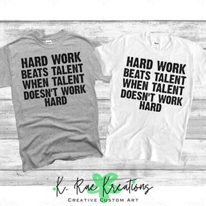 Puede incluir: Dos camisetas con el texto "Hard work beats talent when talent doesn't work hard" impreso en negro sobre un fondo blanco y gris.