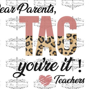Puede incluir: Un gr&aacute;fico rosa y estampado de leopardo con el texto "Dear Parents, TAG you're it! Teachers" en negro. El gr&aacute;fico tiene un coraz&oacute;n rosa con un contorno blanco.