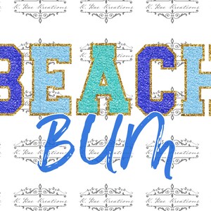 Pode incluir: Um gráfico de glitter azul e turquesa com o texto "BEACH BUM" em uma fonte de estilo universitário.
