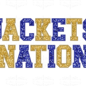 Pode incluir: Letras de glitter dourado e azul que soletram "JACKETS NATION".
