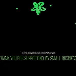 Puede incluir: Texto verde sobre fondo negro que dice "RETAIL ITEMS & DIGITAL DOWNLOADS" y "THANK YOU FOR SUPPORTING MY SMALL BUSINESS!" con un tr&eacute;bol de cuatro hojas verde y un icono de carrito de compras verde.