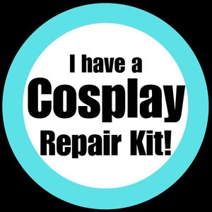 以下が含まれることがあります： 青い縁取りのある白い円の中に、黒い文字で「I have a Cosplay Repair Kit!」と書かれている。