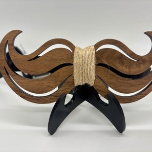 Handgjord träfluga | Mustaschformad | Laserskuren fluga i valnötsträ | Rolig present, marskalkar, bal, bröllop, Movember-accessoar