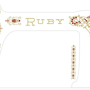 Op de afbeelding: Witte naaimachine met gouden en rode decoratieve accenten. Het woord "RUBY" staat in gouden letters op de voorkant van de machine.