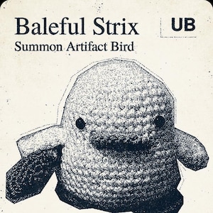 Puede incluir: Una tarjeta coleccionable con una figura de pájaro de ganchillo, texturizada y de color azul oscuro en el centro. El texto de la tarjeta dice Baleful Strix, Summon Artifact Bird, Flying, deathtouch, When Baleful Strix enters the battlefield, draw a card, 1/1, C 0088, SLZ EN MSCHF y 2026 Wizards of the Coast.