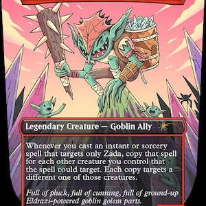 Puede incluir: Una carta coleccionable de Magic: The Gathering titulada Zada, Hedron Grinder, que muestra a un duende de piel verde sosteniendo un garrote de madera con púas y una mochila llena de fragmentos cristalinos afilados bajo un cielo rosado.