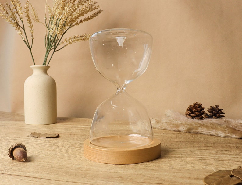 Bottiglia a clessidra rotonda ricaricabile con incisione personalizzata con base in legno Clessidra vuota personalizzata per matrimonio, urna regalo per decorazioni per la casa con timer per la sabbia Natural