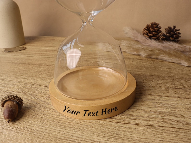 Bottiglia a clessidra rotonda ricaricabile con incisione personalizzata con base in legno Clessidra vuota personalizzata per matrimonio, urna regalo per decorazioni per la casa con timer per la sabbia immagine 5