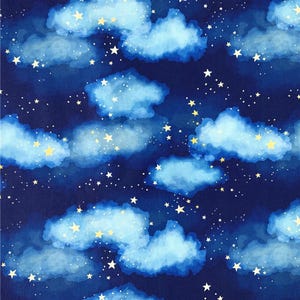 Op de afbeelding: Een naadloos patroon met aquarelwolken en gouden sterren op een donkerblauwe achtergrond. De wolken zijn lichtblauw en wit, en de sterren zijn verspreid over het patroon.