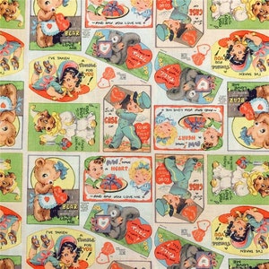 Könnte beinhalten: Ein Vintage-Valentinstag-Geschenkpapier mit einem sich wiederholenden Muster aus Comic-Bären, Kindern und Herzen. Das Papier hat einen hellbeigen Hintergrund mit grünen, roten und blauen Akzenten. Der Text auf dem Papier enthält Sätze wie "Ich bin für dich gefallen" und "Und sag, dass du mich liebst."