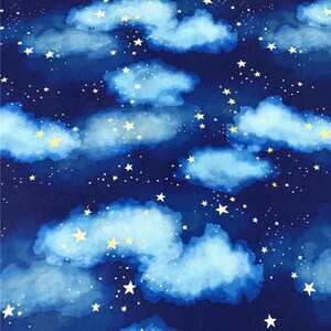 Op de afbeelding: Een blauwe aquarel achtergrond met witte wolken en gouden sterren. De wolken zijn verspreid over de achtergrond en de sterren zijn van verschillende grootte.
