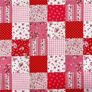 Può includere: Un tessuto patchwork con una varietà di motivi in rosso, rosa e bianco. Il design include pois, quadretti vichy, stampe floreali e sezioni a righe. Il tessuto è probabilmente di cotone e adatto per progetti di quilting o artigianato.