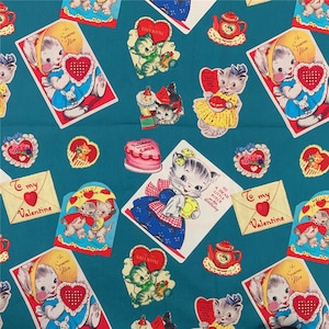 Peut inclure: Un tissu turquoise avec un motif répété de cartes de la Saint-Valentin vintage. Les cartes présentent des chatons, des lapins, des cœurs et les phrases "To my Valentine," "Hello!," et "So Sweet & Nice."