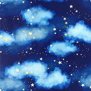 Op de afbeelding: Een aquarel schilderij van een nachtelijke hemel met wolken en sterren. De wolken zijn lichtblauw en de sterren zijn goudkleurig. De achtergrond is donkerblauw.