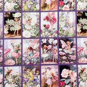 Puede incluir: Una tela morada con un patrón repetido de 12 cuadrados. Cada cuadrado presenta una ilustración diferente de un hada en un entorno de jardín. Las hadas llevan vestidos coloridos y tienen alas. Los jardines están llenos de flores y vegetación.