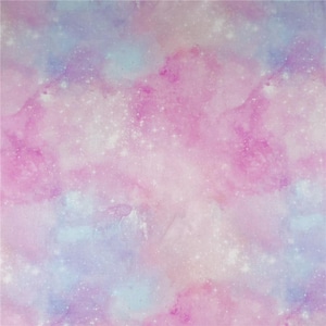 Puede incluir: Un fondo de estilo acuarela con un tema celestial y soñador. El diseño presenta suaves tonos mezclados de rosa, morado y azul, que recuerdan a una galaxia o nebulosa. Pequeñas motas blancas añaden un efecto estelar.