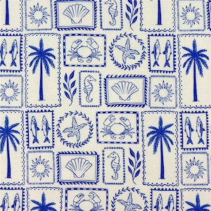 Op de afbeelding: Een herhalend patroon van blauwe en witte vierkanten met verschillende nautische elementen. Het ontwerp bevat palmbomen, schelpen, zeepaardjes, krabben, zeesterren, vissen en zonnen, allemaal binnen decoratieve kaders. Het algemene thema is kust- en zomers.