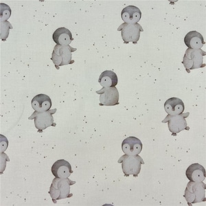 以下が含まれることがあります： 淡いベージュ色の背景に、水彩画風のペンギンの繰り返し模様。ペンギンはグレーと白で、濃いグレーの帽子をかぶっています。小さな灰色の点が生地全体に散らばり、気まぐれなデザインを作り出しています。