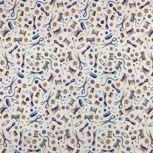 Op de afbeelding: Een naadloos patroon met aquarel illustraties van naai benodigdheden op een licht beige achtergrond. Het patroon bevat spoelen garen, knopen, naalden, veiligheidsspelden, scharen en naalden.