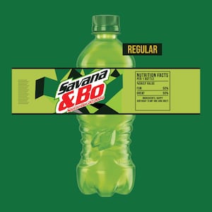 Puede incluir: Una botella de plástico verde de soda Savana & Bo con una etiqueta en blanco y negro. La etiqueta tiene el texto "Savana & Bo" en letras rojas y blancas y el texto "September 20, 2024" en letras negras. La botella está sobre un fondo verde. La etiqueta también incluye información nutricional y el texto "REGULAR".