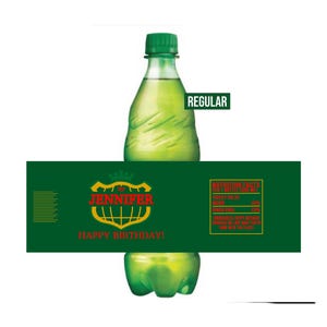 Peut inclure: Bouteille de soda verte avec une étiquette personnalisée qui dit "Jennifer Joyeux anniversaire !" L'étiquette comporte également un blason vert et or avec le mot "Jennifer" à l'intérieur. La bouteille est étiquetée "Régulier" et comporte une étiquette de valeur nutritionnelle.
