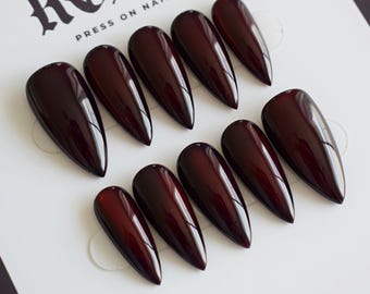 Unghie finte fatte a mano con sangue di vampiro, unghie gotiche nere e rosse