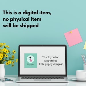 Może przedstawiać: Laptop z białym ekranem wyświetlającym wiadomość z tekstem "Dziękujemy za wsparcie dla projekt&oacute;w małych szczeniąt!" Laptop stoi na białym biurku z wazą z ż&oacute;łtymi kwiatami, telefonem kom&oacute;rkowym, filiżanką i spodkiem oraz dwoma karteczkami samoprzylepnymi.