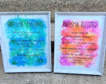 Könnte beinhalten: Zwei gerahmte Aquarellbilder mit weißen Rahmen. Das linke Bild ist blau und grün mit dem Text "Taufbund" und einer Liste von Bündnissen. Das rechte Bild ist rosa und orange mit dem Text "Taufsegen" und einer Liste von Segnungen.
