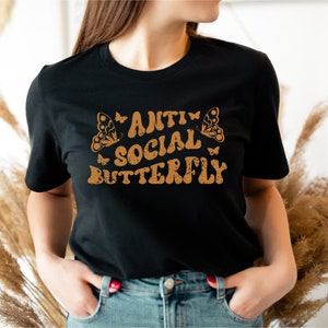 T-shirt graphique esthétique antisocial butterfly, tee graphique tendance, t-shirt introverti, tee sarcastique, chemise femme sassy, t papillon en détresse