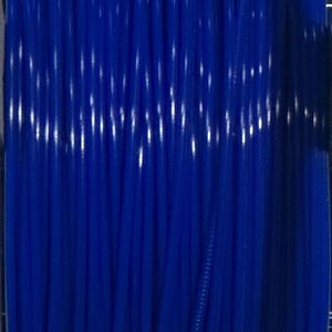 Puede incluir: Una bobina de filamento para impresora 3D de color azul real vibrante, enrollada firmemente en una espiral continua y suave. El material pl&aacute;stico transl&uacute;cido refleja la luz a lo largo de su longitud vertical, mostrando una forma cil&iacute;ndrica uniforme.
