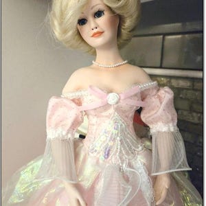 millésime 1991, Cendrillon de 18 pouces par l&#39;artiste de poupées en porcelaine Patricia Rose pour Paradise Galleries. Livraison gratuite, 50 dollars. OPDC-D039