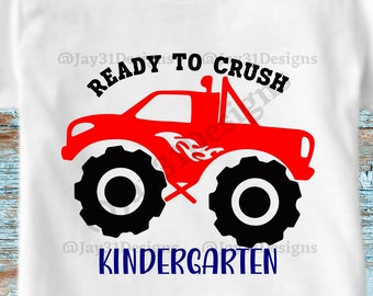 Puede incluir: Camiseta blanca con un gráfico de camión monstruo rojo y el texto "Ready to Crush Kindergarten" en letras rojas y azules.