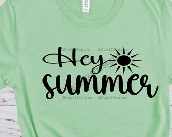 Pode incluir: Uma camiseta verde claro com um gráfico preto que diz "Hey Summer" com um gráfico de sol. O texto inclui o nome de usuário de mídia social @jay31designs.