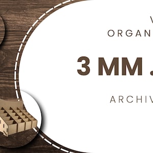 Puede incluir: La imagen muestra tres expositores organizadores de madera, cada uno con múltiples compartimentos. El texto de la imagen dice "VECTORES ORGANIZADORES 3 MM .SVG ARCHIVO DIGITAL" y "3 archivos". El fondo es de vetas de madera oscura.