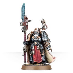 Könnte beinhalten: Eine schwarze und silberne Space Marine-Miniatur mit einem roten und goldenen Umhang, die einen Stab mit einer blauen Klinge und einem Schädel obenauf hält. Die Miniatur steht auf einem braunen Sockel.
