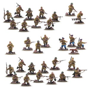 Puede incluir: Figuras en miniatura de soldados con uniformes verde oliva, posando con rifles, ametralladoras y otro equipo militar. Algunas figuras están arrodilladas o corriendo, mientras que otras están de pie. Las figuras están sobre pequeñas bases rocosas.