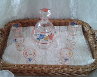 Vieille carafe à liqueur avec 6 verres, vintage peinte à la main avec de belles fleurs, nostalgie