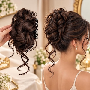 Op de afbeelding: Een donkerbruin haarextensie-knotje met een zwarte klauwclip. Het haar is gestyled in een rommelige, volumineuze knot met losse, gekrulde lokken die naar beneden hangen. Het synthetische haarstuk imiteert een natuurlijk ontwerp.