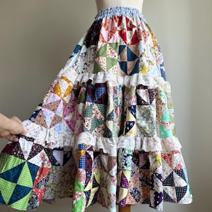 Jupe longue en patchwork faite main | Tissus courtepointe vintage en coton, bordure en dentelle