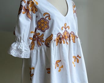 Ręcznie robiony top z haftowanego obrusu vintage – moda z recyklingu | Jedyny w swoim rodzaju