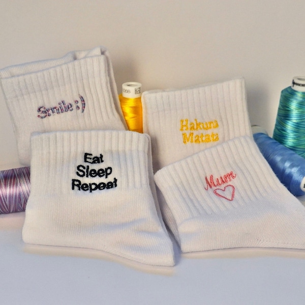 Personalisierte individuell gestickte Socken | Hohe Söckchen mit Textstickerei | Auf Bestellung
