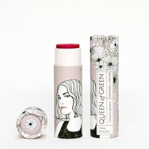 Delicado bálsamo labial de color rosa, intensamente nutritivo gracias al aceite de semilla de ciruela y de caléndula orgánicos. Cuidado de labios vegano y hecho a mano sin plástico