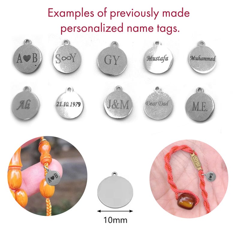 Op de afbeelding: Voorbeelden van gepersonaliseerde naamstickers gemaakt van zilveren metalen schijven. De stickers hebben een diameter van 10 mm en zijn voorzien van verschillende gravures, waaronder initialen, data en woorden. Sommige stickers zijn te zien op een houten gebedskralenketting en een rood koordarmband.