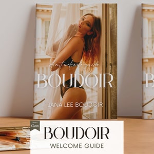 Può includere: Una guida di benvenuto per la fotografia boudoir in bianco e nero con il testo "client welcome guide" e "BOUDOIR" in un carattere serif. La guida è su una superficie di legno.
