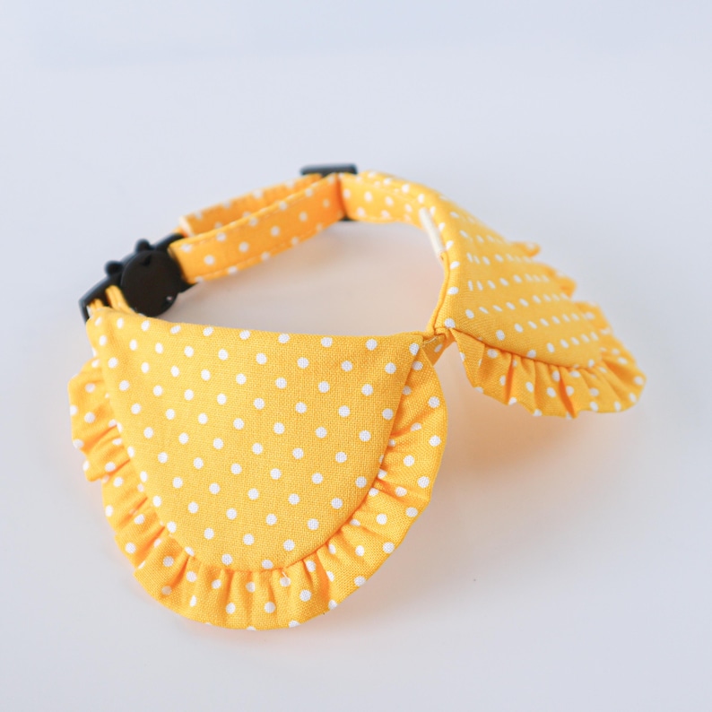 Niedliches gelbes Katzen-Hemd mit weißen Punkten | Personalisierbares, besticktes Hemd-Katzenhalsband | Stilvolles Sicherheitshalsband mit Glöckchen | Geschenk für Katzenliebhaber Bild 5